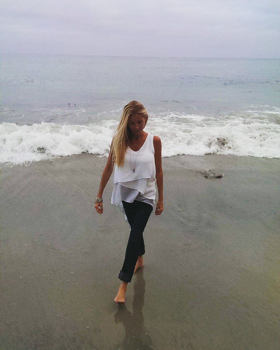 KirstenRanger's tweet photo. January is #GOMonth (#GetOrganizedMonth) & I'd like to close it out by putting more emphasis on what makes me happy. Living in this gorgeous place, during this time of the year where my feet can touch the sand whenever I want, that’s my happy place. #NAPOGOMonth2021 #GOMonth2021 https://t.co/tsD82A40LV