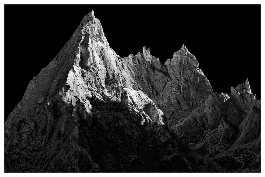 brunomagnien's tweet photo. Black sky &amp; White rocks #Chamonix #mountains #landscapephotography #montagne #chamonix #blackandwhitephotography https://t.co/XRtow1hahs