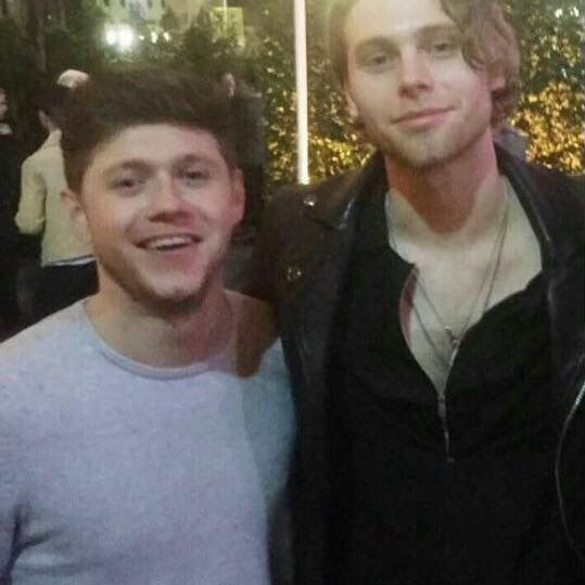 girlstalkcurls's tweet photo. I miss the friendship between 1d and 5sos https://t.co/hTS7KThCB0