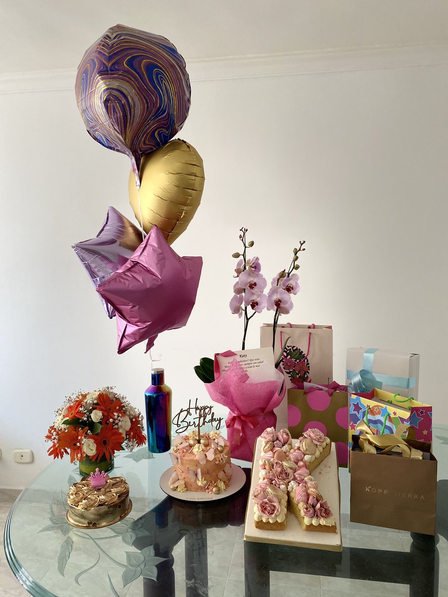 Athy_RuCa's tweet photo. Amo mis cumpleaños.... solo tuve 5 tortas este año, las otras dos ya me mas comi.... #grateful #Thankful #keepmoving #keepwalking #KeepWalkingForward https://t.co/eoLHoyAKfl