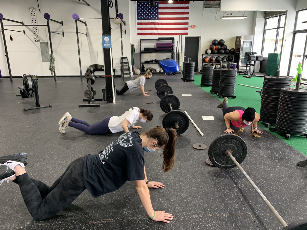 MahopacSoftball's tweet photo. Sunday workouts with some seniors 👏🏻 https://t.co/bc059fQM2T