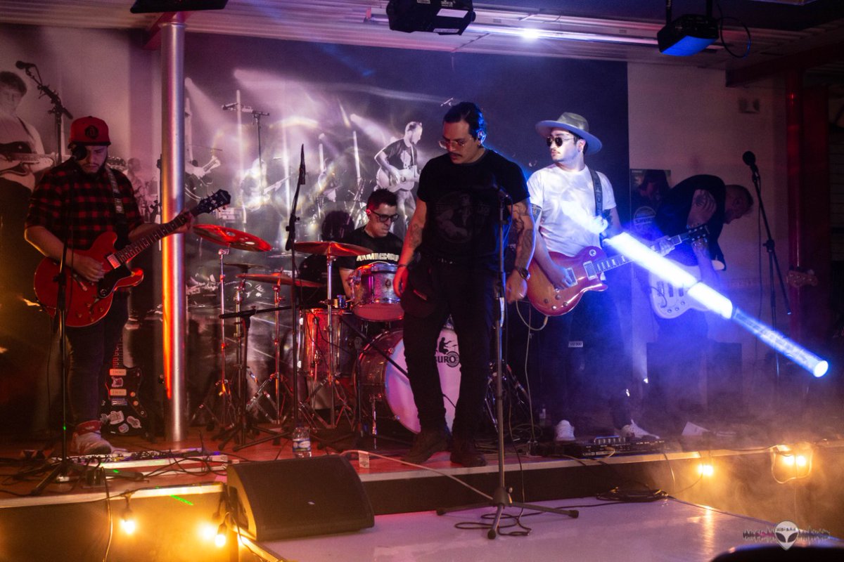 Cuando en medio del show toca afinar...
Extrañarnos ese momento de conexión con el público #FelizDomingo