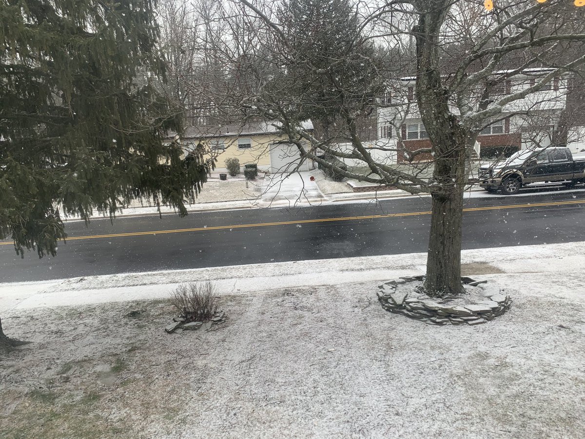 Nice little coating here Northern Monmouth County <a href="/AccuRayno/">Bernie Rayno</a> <a href="/nynjpaweather/">NY NJ PA Weather</a> <a href="/NWS_MountHolly/">NWS Mount Holly</a>