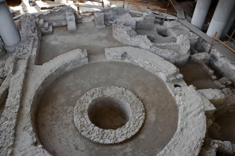 Building E featured a large reception hall w/ an apse. Next to this room was a triclinium, used by Building E's owner & friends for dinner gatherings. To the north sits a large circular structure resembling a tower. Around this were multiple smaller storerooms.