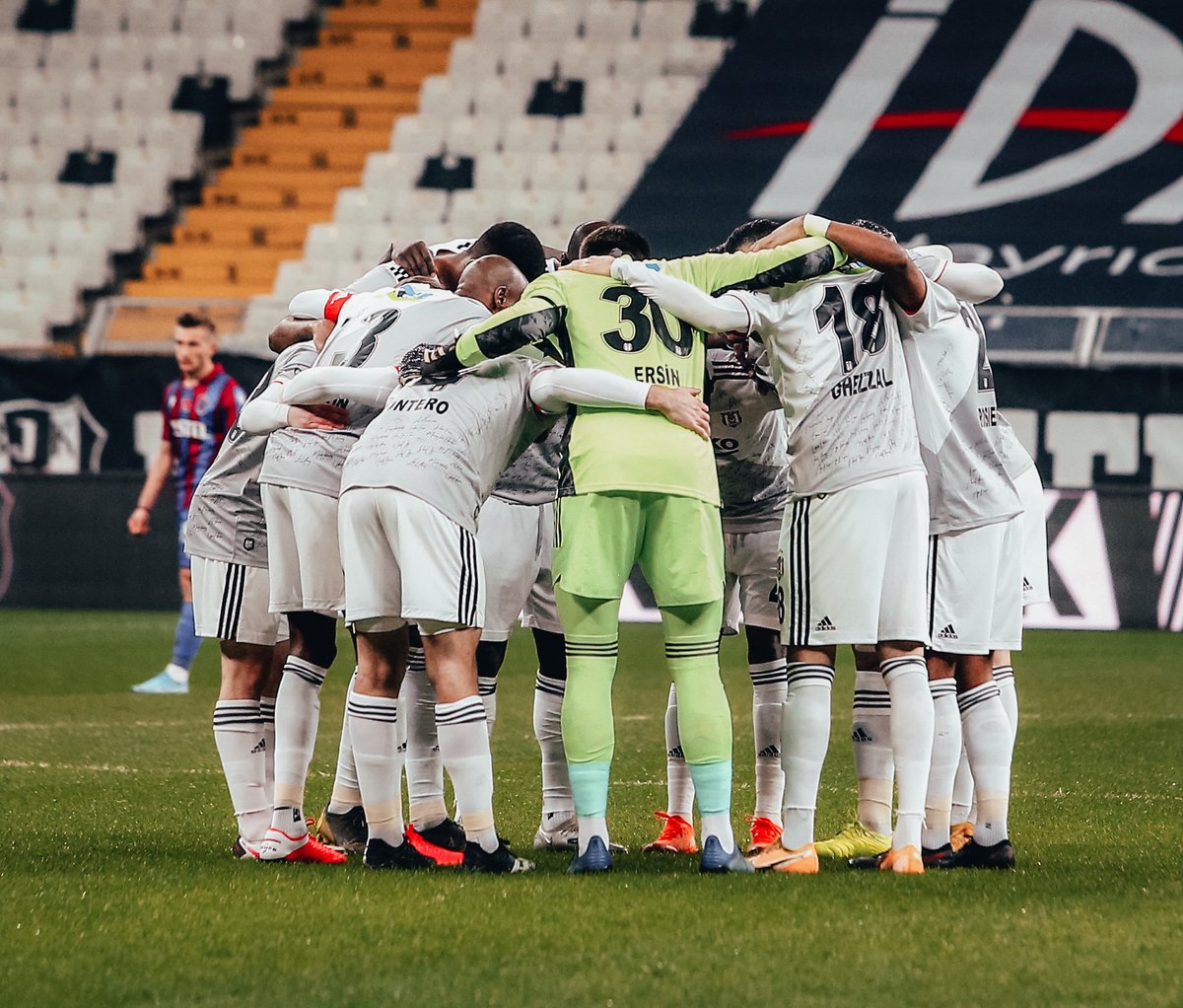 Besiktas's tweet photo. 🧿 Bilge bir kuş gökyüzünde, bak ne diyor son sözünde... 

#ArmandaSaklı https://t.co/vARlQJrL1Q
