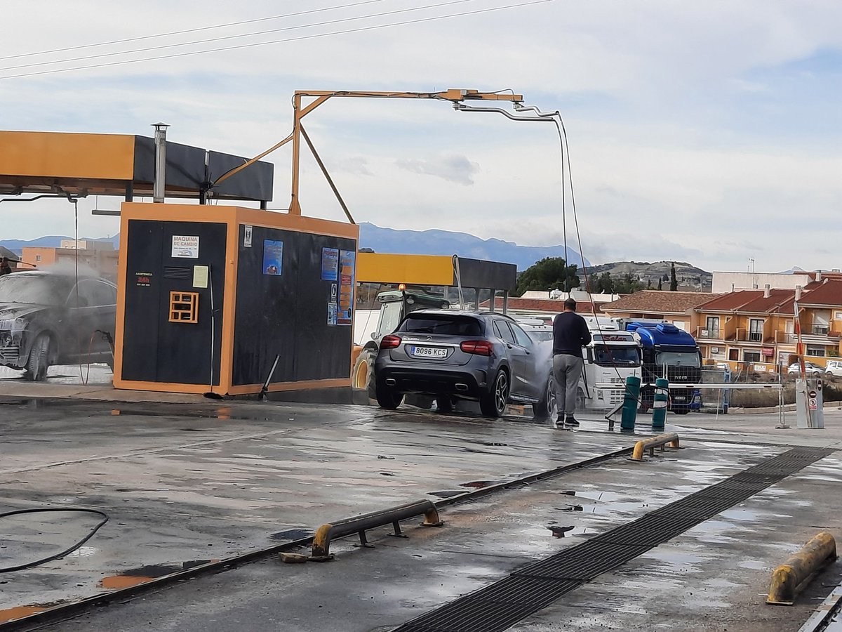Centro de lavado.todo topo de lavadosnpara todo tipo de vehículos.dispone  de todo lo necesario para hacerlo uno mismo, si lo desea disponemos de personal cualificado para hacerlo nosotros.desde una bici pasando pr turismos hasta camiones...limpieza interior , exterior, bajos...