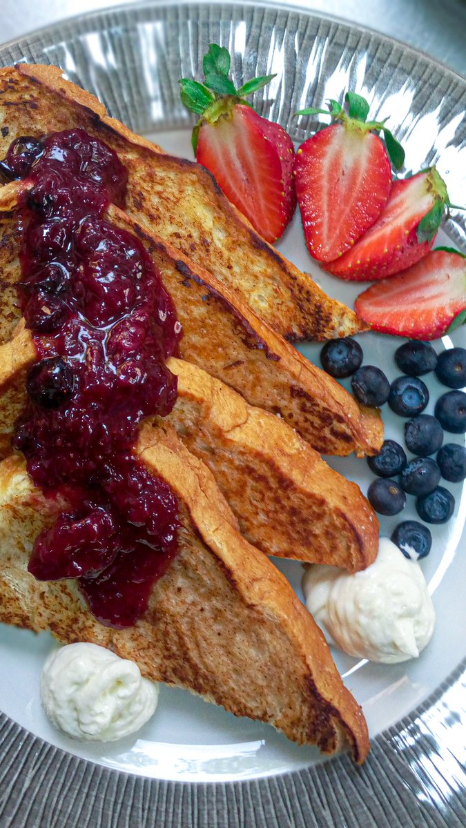 ChefStylz4's tweet photo. Cinnamon Brioche ,Berries ,Compote 
Monday Breakfast is Already And Set. https://t.co/h3f4rmbHHv