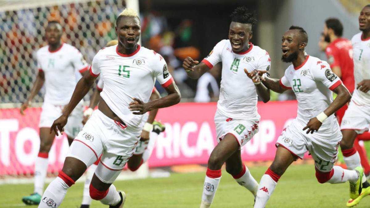 FalopaFm's tweet photo. [HILO] Hoy el ✈️ aterriza en África, mas precisamente en BURKINA FASO 🇧🇫

Burkina Faso tiene hoy a mejor camada de juveniles de su historia y estos jóvenes prometen muchísimo 🔍

Hoy conoceremos un poco mas este país y obviamente hablaremos de futbol y el FM  ⚽️ https://t.co/RiKKEUyivE