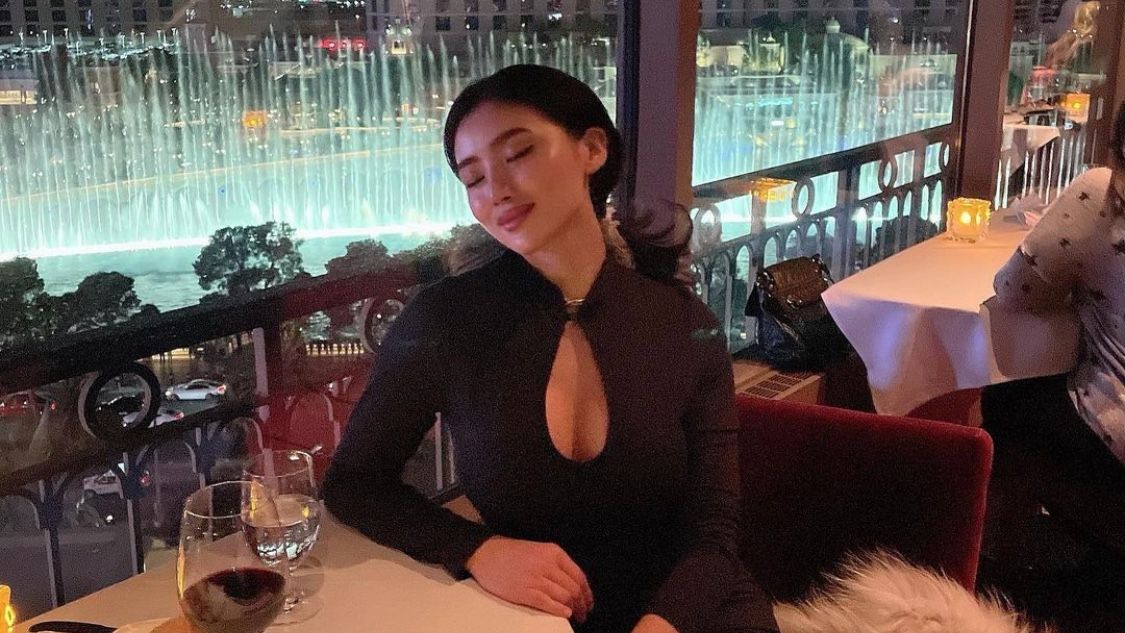 Is she in love with you or the view 😍  Make your reservation for Valentine's Day brunch or dinner here:  bit.ly/2RJWD0t
.
📸 @missbecca_0412