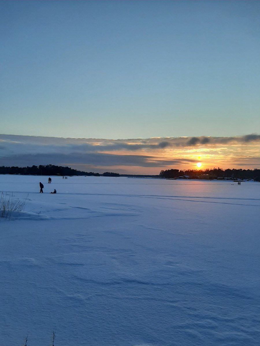 anu_eronen's tweet photo. Koronakurimuksen matkakuumetta helpottaa kauniit talvikelit ja Suomen luonto. Kaikki on aika hyvin just nyt. #rantaraitti #espoo https://t.co/GxHWmc8mBb