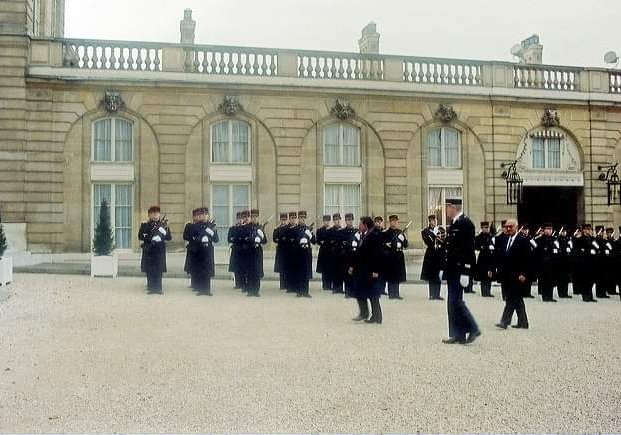 حدث في مثل هذا اليوم 31 يناير - كانون الثاني 1990م. فخامة الرئيس "علي عبدالله صالح" رئيس الجمهورية (رحمة الله عليه)، أثناء أستعراض حرس الشرف في قصر الأليزية بالعاصمة الفرنسية باريس، في بداية زيارته الرسمية لجمهورية فرنسا.