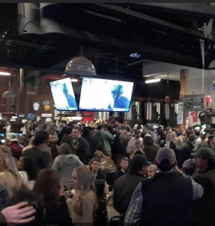 DrEllenEaton's tweet image. At 35%, AL has the highest COVID %positivity of any state in the US. And this photo from a local bar last night is a shocking reminder that we are serious about keeping our national titles. 🏈 🦠 #maskUpAL