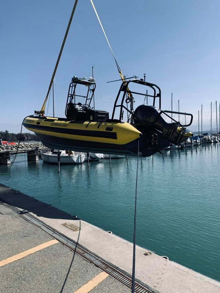 SauvetageGeneve's tweet photo. Vous avez sans doute remarqué l’absence du Z��phyr sur le lac. C’est normal, l’hiver, notre unité d’intervention se retire au sec et se prépare pour une nouvelle saison ! https://t.co/3rEiNOVnR8