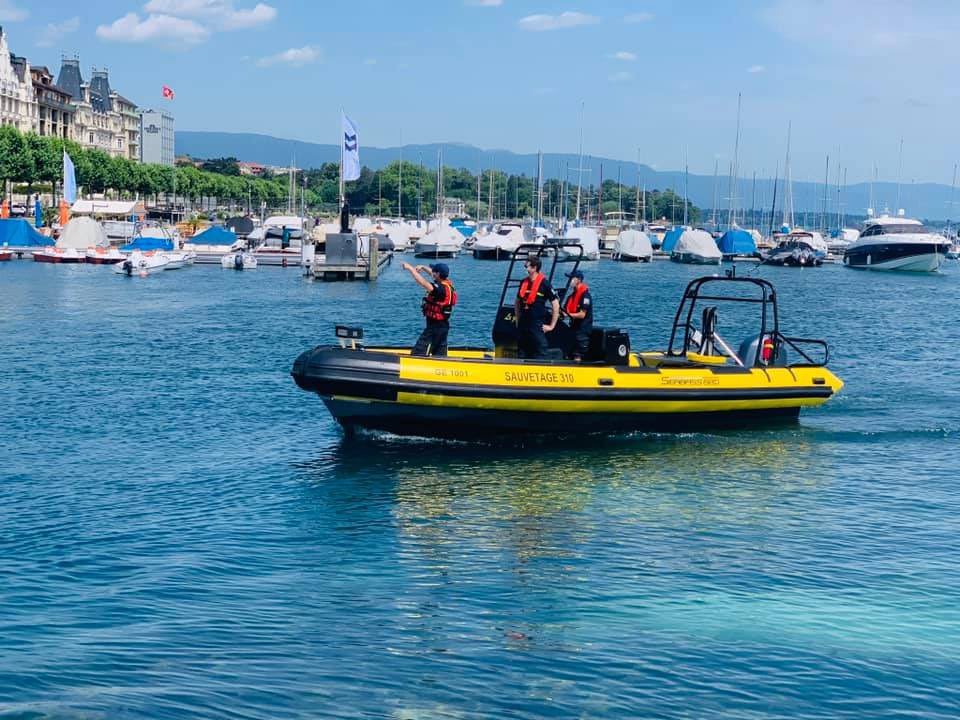 SauvetageGeneve's tweet photo. Vous avez sans doute remarqué l’absence du Z��phyr sur le lac. C’est normal, l’hiver, notre unité d’intervention se retire au sec et se prépare pour une nouvelle saison ! https://t.co/3rEiNOVnR8