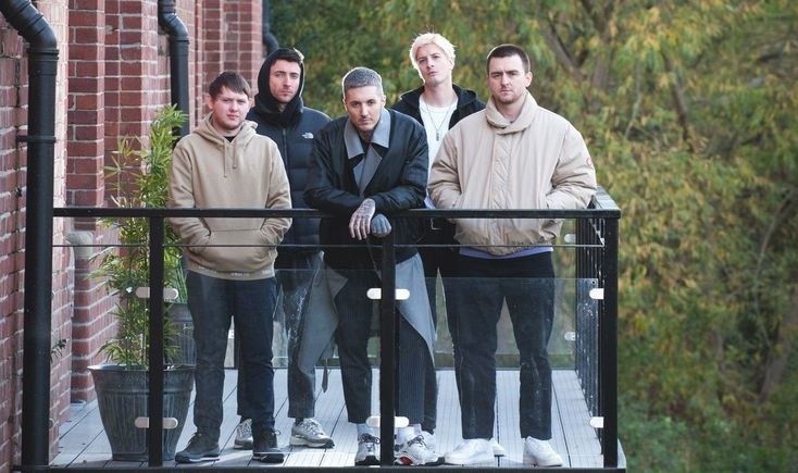 Listening to the city. мужчина бегает в шапке с наушниками. Selfie run. парень бежит в наушниках беспроводных. оливер сайкс концерт.