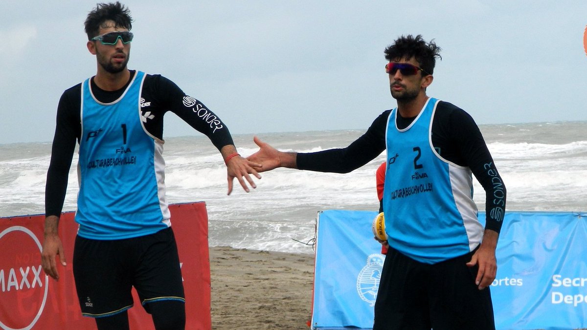 Gallay/Pereyra y Capogrosso/Azaad, nuevamente campeones en el Circuito de Beach

🔹Rama Femenina
🥇Gallay/Pereyra
🥈Churín/Peralta
🥉Zonta/Klug

🔹Rama Masculina
🥇Azaad/N. Capogrosso
🥈Etchegaray/Conde
🥉Mehamed/Aveiro

🔗somosvoley.com/notas/gallay-p…