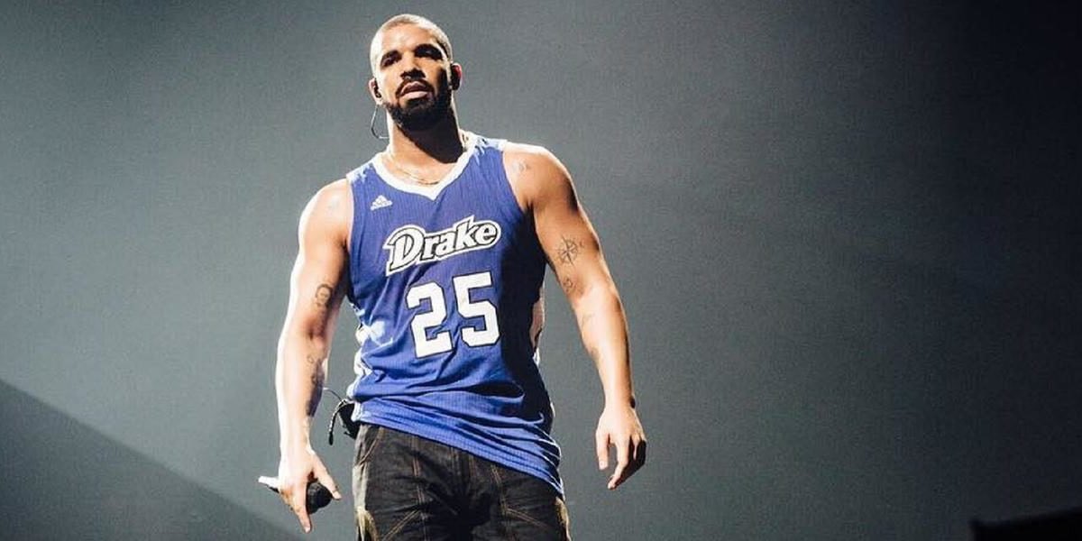 Aubrey drake graham. Прическа дрейка 2022. Дрейк 2015. Дрейк рэпер 2021. Сколько весит дрейк.