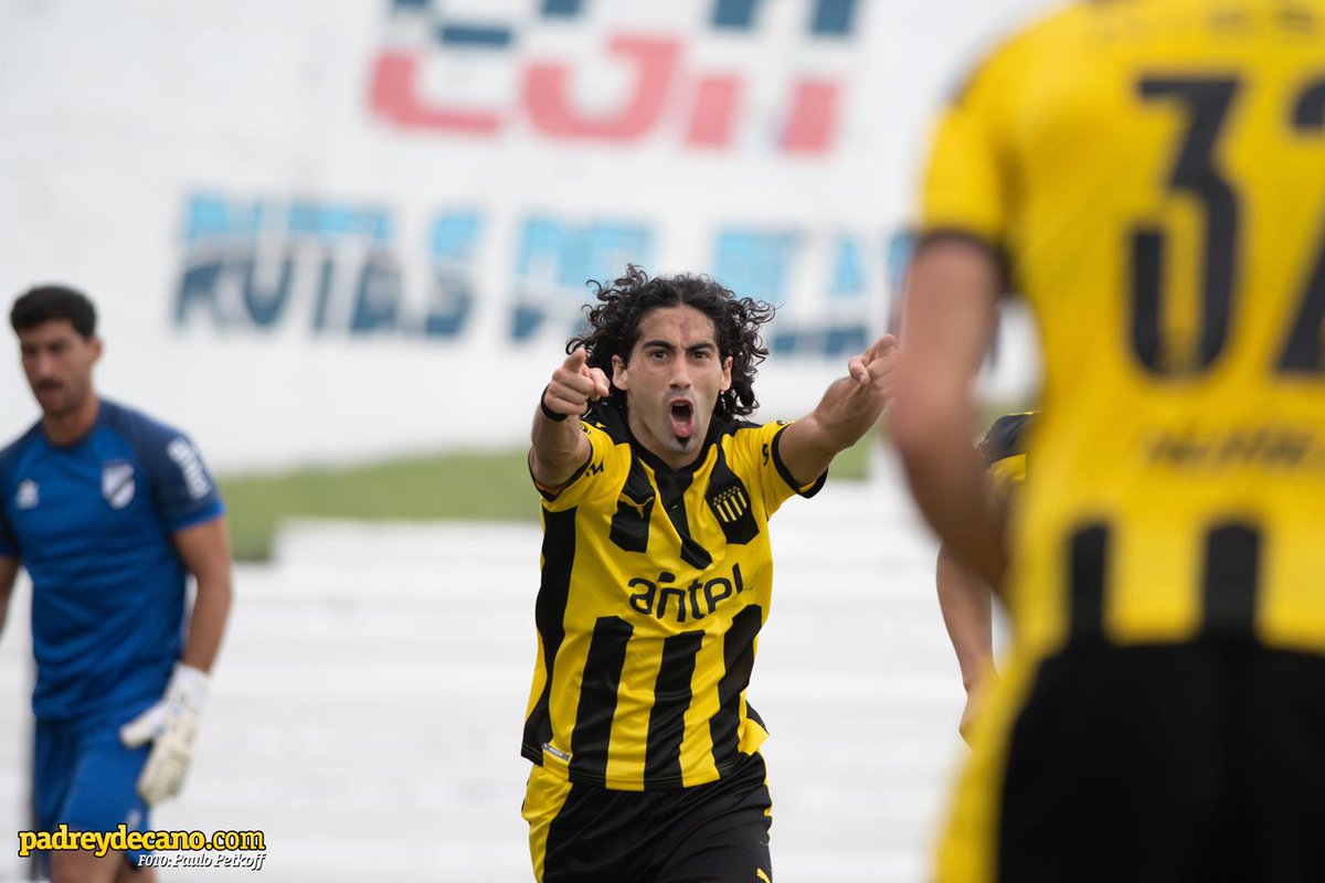 PyDRadio's tweet photo. ¡GANÓ PEÑAROL! 
Y mañana arranca Padre y Decano Radio. Así lo festeja Matías Britos.

Los esperamos de 13 a 14 hs en la 1010 AM 📻 https://t.co/hiSfMPBuBx