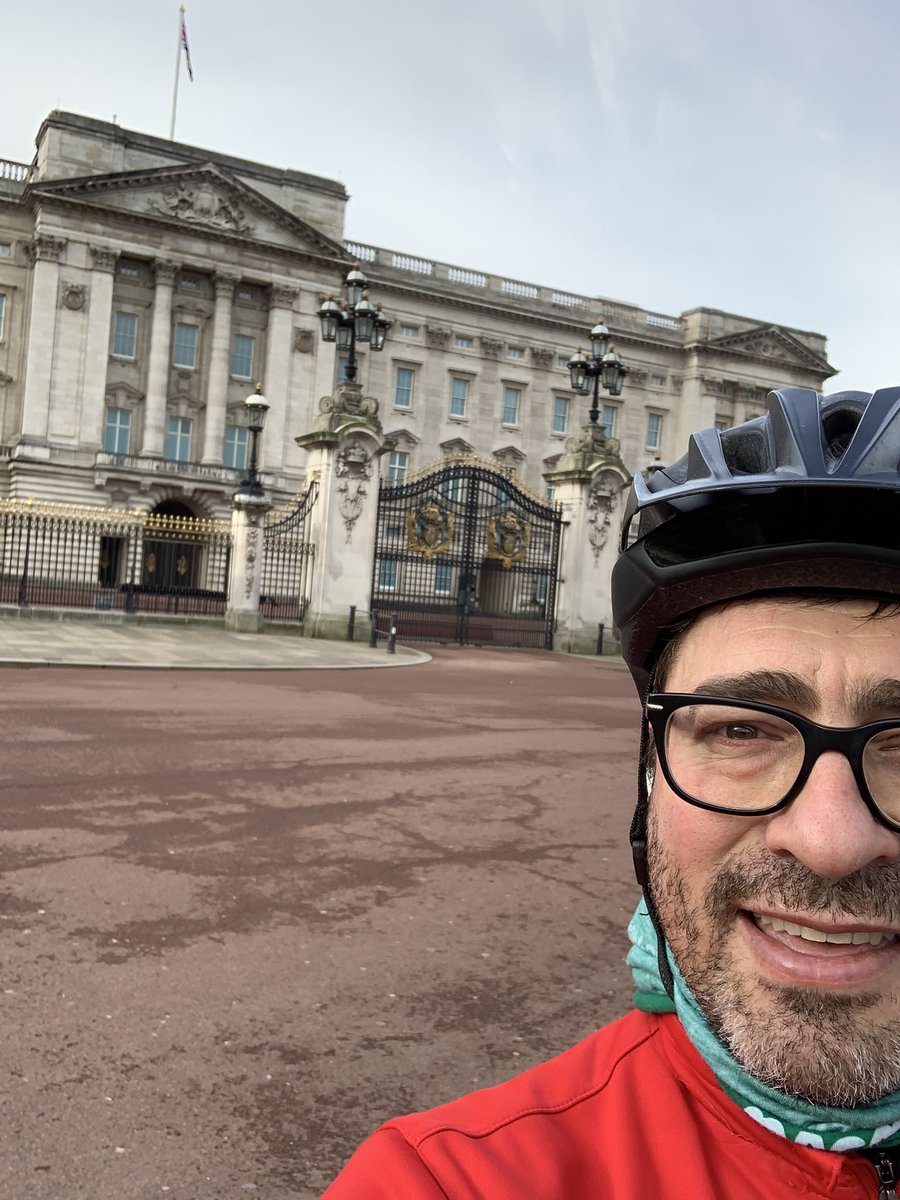 Lyono71's tweet photo. Cycling today took me to #BuckinghamPalace and then a stop off at the eerily quiet and empty #LeadenhallMarket
11 miles / 17.7km under my belt 🚴🏼 #Cycling #TryingToKeepFit https://t.co/s3yYWgo3AL
