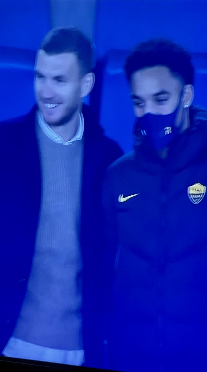 AlessandroDiSt3's tweet photo. @OfficialASRoma questa immagine mi sembra sufficiente per dire che il capitano non si tocca!! Vediamo cosa dobbiamo fare!! Daje @EdDzeko https://t.co/PDhR9Wi1Ma