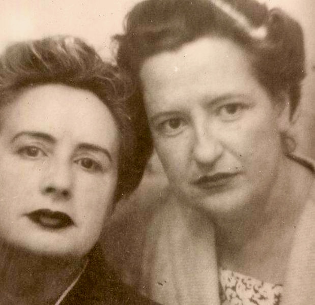 sntkLES's tweet photo. Carmen Conde y Amanda Junquera, 50 años de amor. "Los años que transcuren junto a ti son sueño del que nunca he despertado sin el hallazgo, Amanda, de tus ojos" #LEStory #MemoriaLesbica #ArchivoLesbicoFeminista #MemoriaLes https://t.co/QlKsXYOzpq