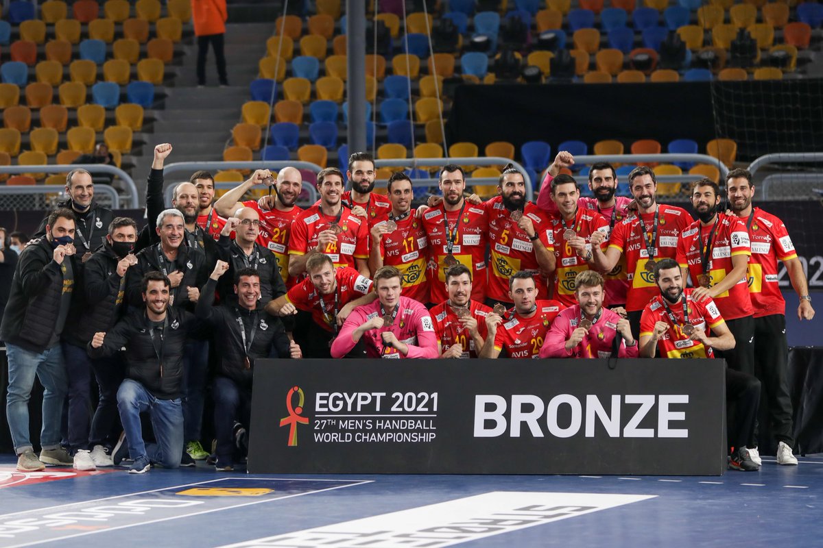 AlexDujshebaev's tweet photo. 🥉 BRONCE!! 🥉 

Muy, muy orgulloso de este grupo!

#Hispanos #Egypt2021 https://t.co/tRtMZCtkQq