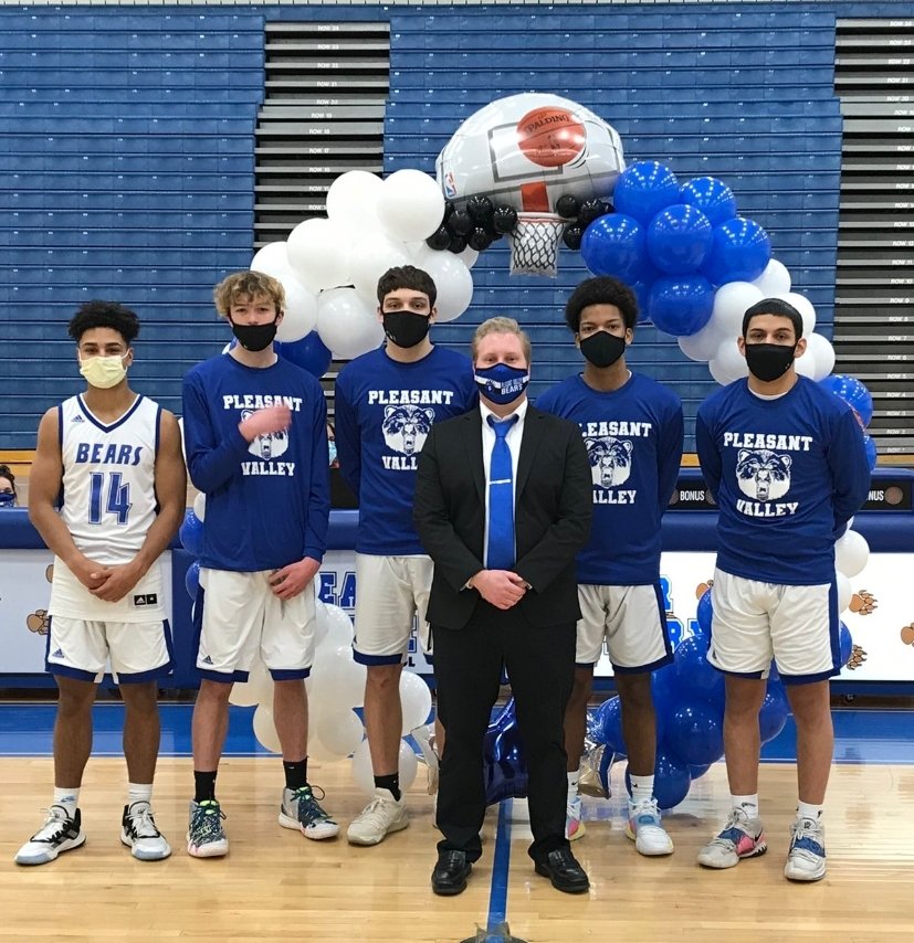 PV_Boys_Hoops's tweet photo. A better picture! Great job seniors on your career and on getting the big win for senior day! Great job and keep up the great work! https://t.co/aYejgspdCO