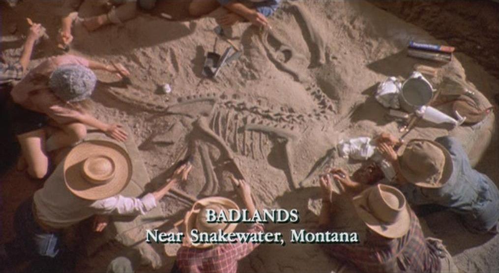 Y la segunda, tal vez mas rebuscada: ¿por qué los esqueletos que excavan Grant y equipo en JP1 y JP3 coinciden en todo con los raptores que ven en las islas? Si los encuentran en EEUU, no en Mongolia. ¿Son _Deinonychus antirrhopus_ entonces?