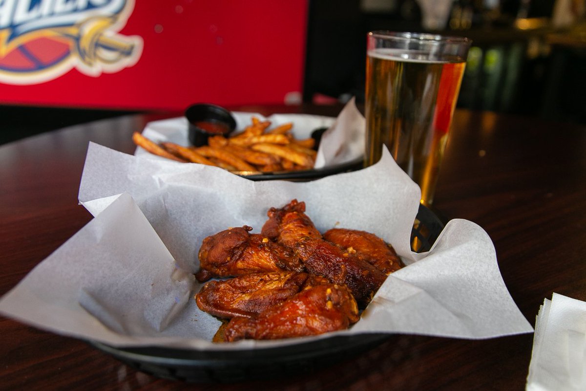 These are the Spicy Garlic wings from <a href="/BarClevelander/">Clevelander Bar</a> 🐔 

#ClevelandWingWeek