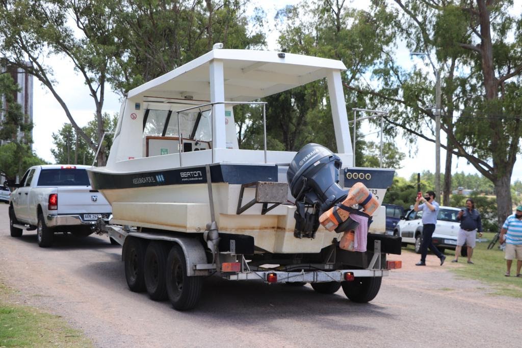 CardosoGerman's tweet image. Hicimos entrega de lancha a la Intendencia de 33 para estimular el Turismo Náutico en La Charqueada y Río Cebollatí.
Es una embarcación del M.de Turismo que se encontraba en un galpón desde hace 2 años. Esperamos que ahora pueda ser de provecho de la comunidad