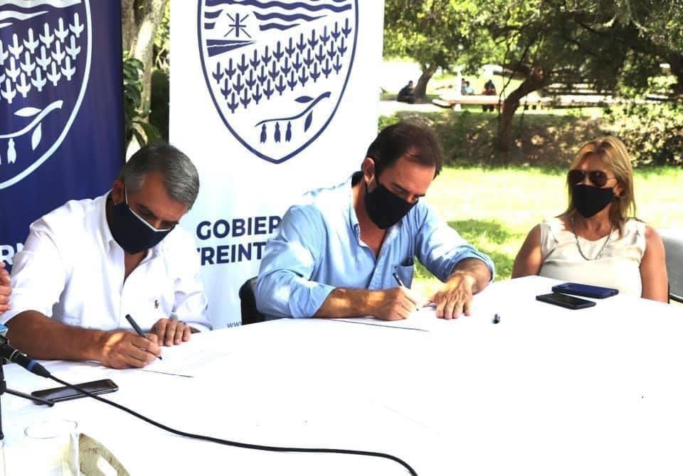 CardosoGerman's tweet image. Hicimos entrega de lancha a la Intendencia de 33 para estimular el Turismo Náutico en La Charqueada y Río Cebollatí.
Es una embarcación del M.de Turismo que se encontraba en un galpón desde hace 2 años. Esperamos que ahora pueda ser de provecho de la comunidad