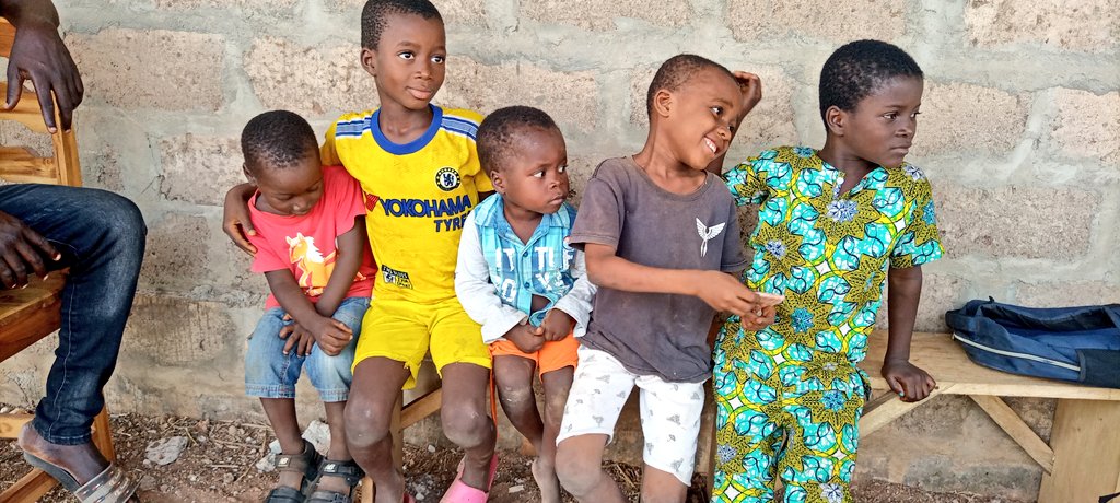 Resumption of work in our Aképé Center, finally we had covered the whole building and we will continue with the finishing. Today Sunday the carpenters were in the sun to finish the roof and that's what it looks like, with the orphans we are already using it! #FAOD
God Bless you!