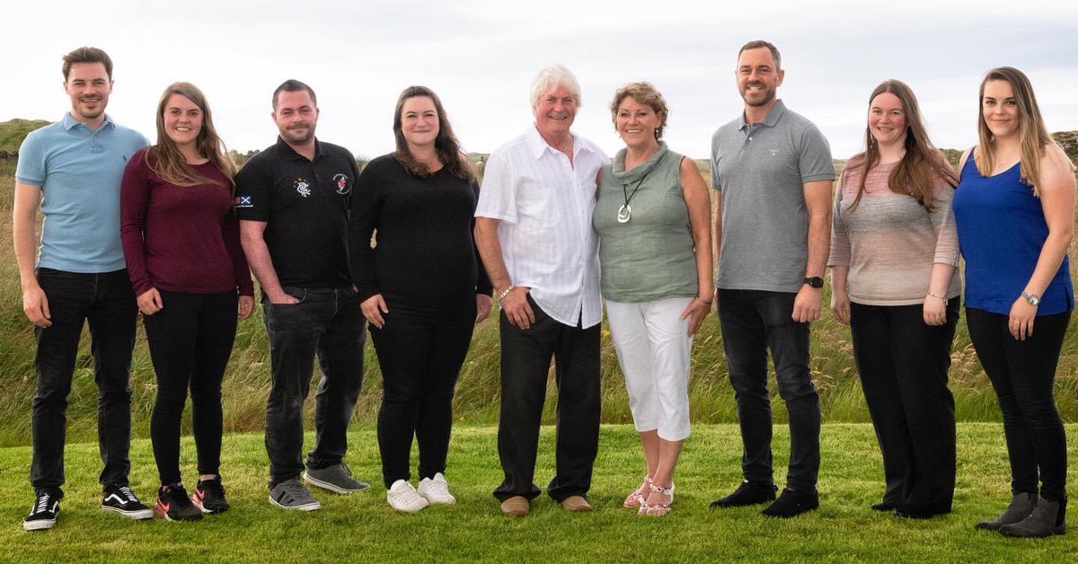 Tha triùir pheathraichean is triùir bhràithrean agam. Chan eil mo phàrantan glic.I have three brothers and three sisters and I’m 3rd of the 7. I’m the quiet one, the peacekeeper and the softy. I have no idea how my parents are still relatively sane.