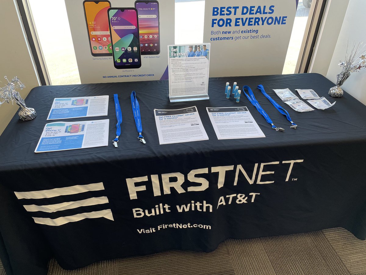 ZRichardsonATT's tweet photo. It’s was Switch Over Saturday and in Brunswick we wanted to show some love to our first responders for all that they do! #OurNE #SwitchOverSaturday #RockTheMask @CarolWalsh01 @keroninc @Phil__Oliveira @TheRealOurNE https://t.co/qmGUaSjo1l