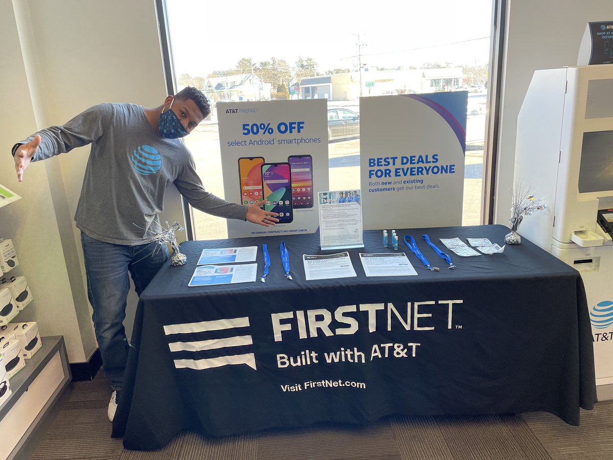 ZRichardsonATT's tweet photo. It’s was Switch Over Saturday and in Brunswick we wanted to show some love to our first responders for all that they do! #OurNE #SwitchOverSaturday #RockTheMask @CarolWalsh01 @keroninc @Phil__Oliveira @TheRealOurNE https://t.co/qmGUaSjo1l