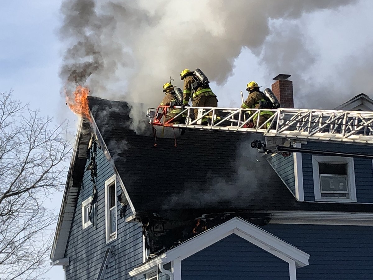 BreakngNewsPhtg's tweet photo. Fire venting now in Woonsocket 2nd alarm https://t.co/oYpnFpBYW6