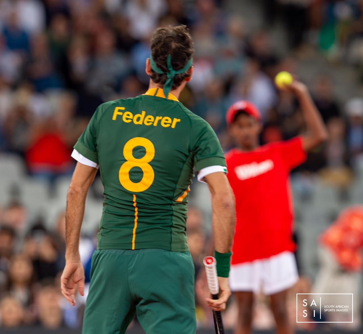 South African rugby star Siya Kolisi was invited to do the pre-match coin toss and presented Roger with his own, very tight-fitting Springboks jersey (which Rafa clearly liked very much)...