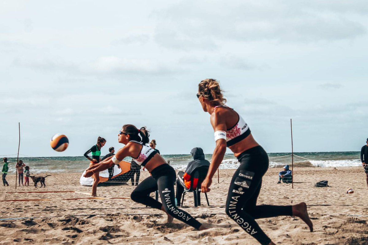 #BeachVolley Ana Gallay y Fernanda Pereyra se quedaron por tercera vez consecutiva con el título del #CircuitoArgentinoBV. Superaron 2-1 (18-21, 21-15 y 15-10) a la dupla Brenda Churín y Cecilia Peralta en la definición de la 4° etapa, realizada en Chapadmalal 🏆🏐