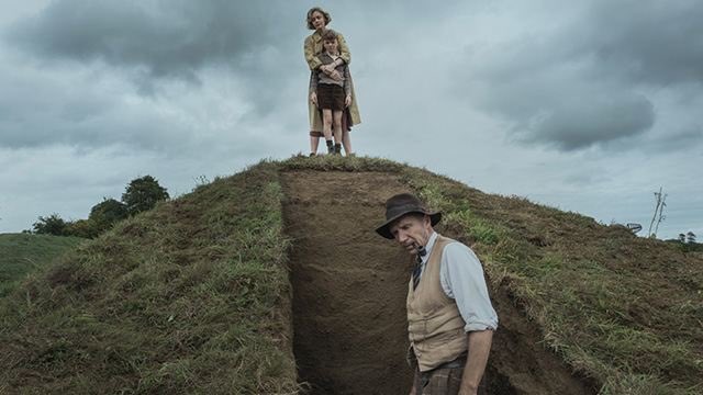 SerrallongaJ's tweet photo. #LaExcavación(#TheDig).#Film sobre el trabajo del #arqueólogo #BasilBrown,en la finca de #EdithPretty:#SuttonHoo.Describe la #arqueología de los 30
#RalphFiennes con sombrero fedora, #pipa y traje de tweed está magistral

Foto:@netflix
@museuciencies @macarqueologia @UOCartshum https://t.co/dXnNAJK2x8