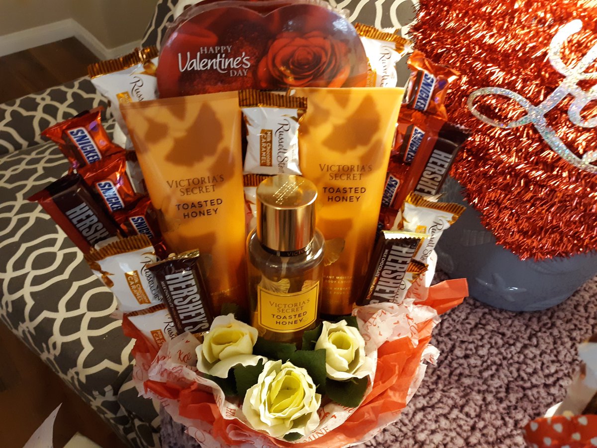 giftsbyreshanda's tweet photo. Launching Our @VictoriasSecret Collections with @giftsbyreshanda
Happy Valentine's Day To Her
Do more for her Right Now!
Only $45 Plus tax with Free Delivery
Our Love Collection Continues to grow
Each Basket Only $45 plus Tax
#basketsbyreshanda #LasVegas #BuyReshanda #Reshanda https://t.co/16kPnhCy2T