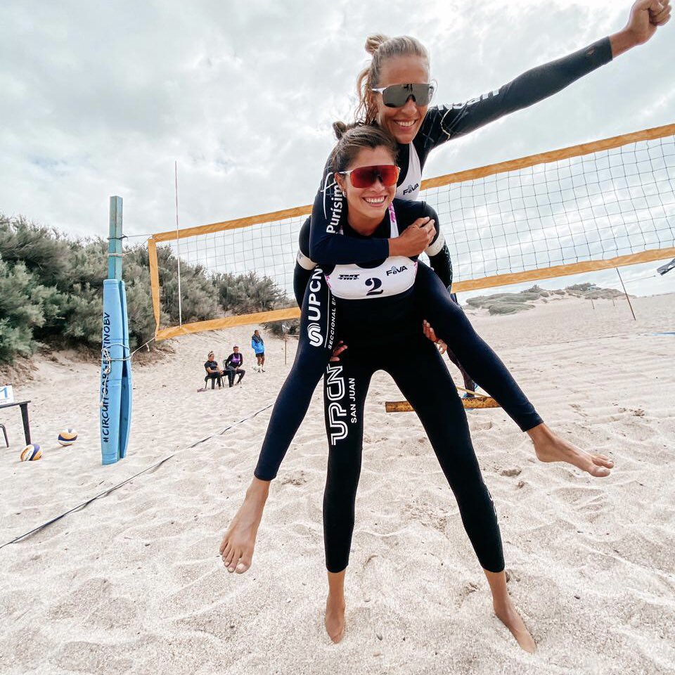 ¡Imparables! Ana Gallay y Fernanda Pereyra se quedaron con el título de la 4º Etapa del #CircuitoArgentinoBV y el tercero consecutivo para ellas 🏆

Vencieron 2-1 a Churín/Peralta (18-21, 21-15, 15-10).

#CulturaBeachVolley