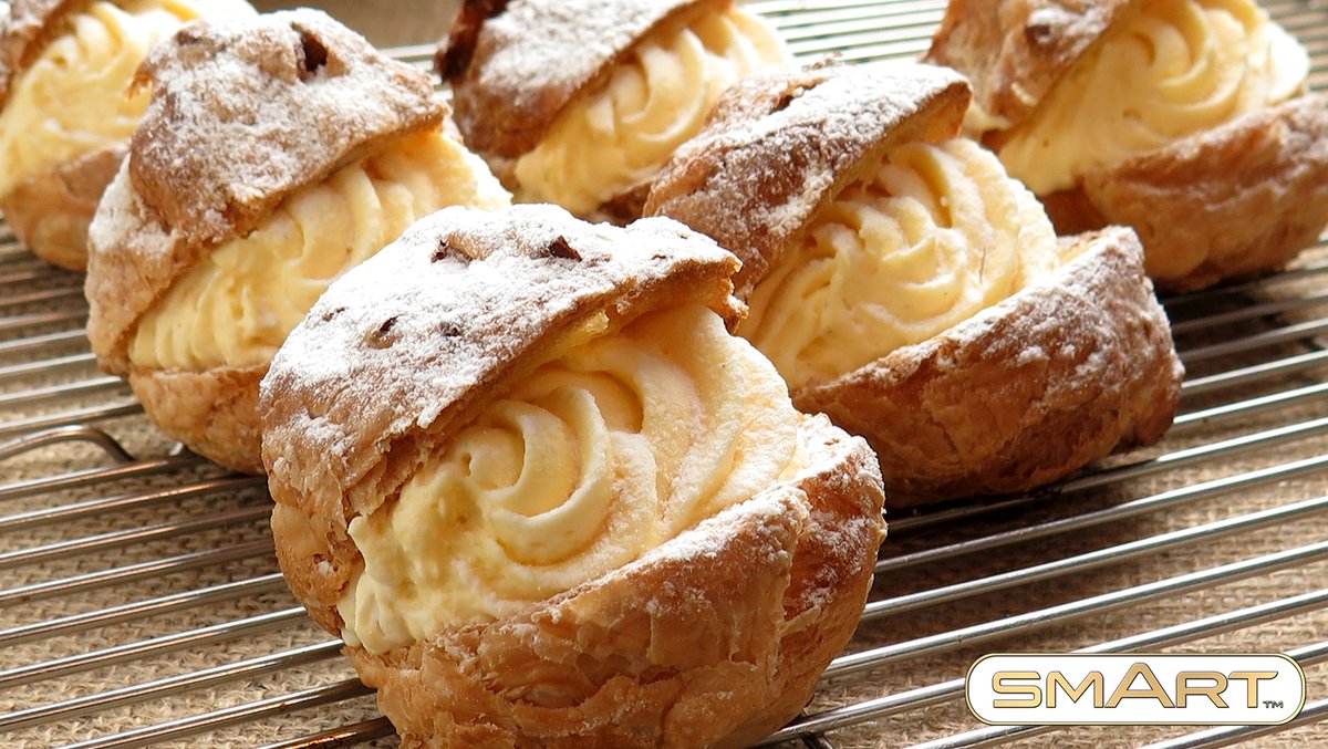 Булочки с заварным кремом. Французская сахарная булочка. Французская булочка с кремом. Французская булочка с кремом. Французская булочка с кремом.