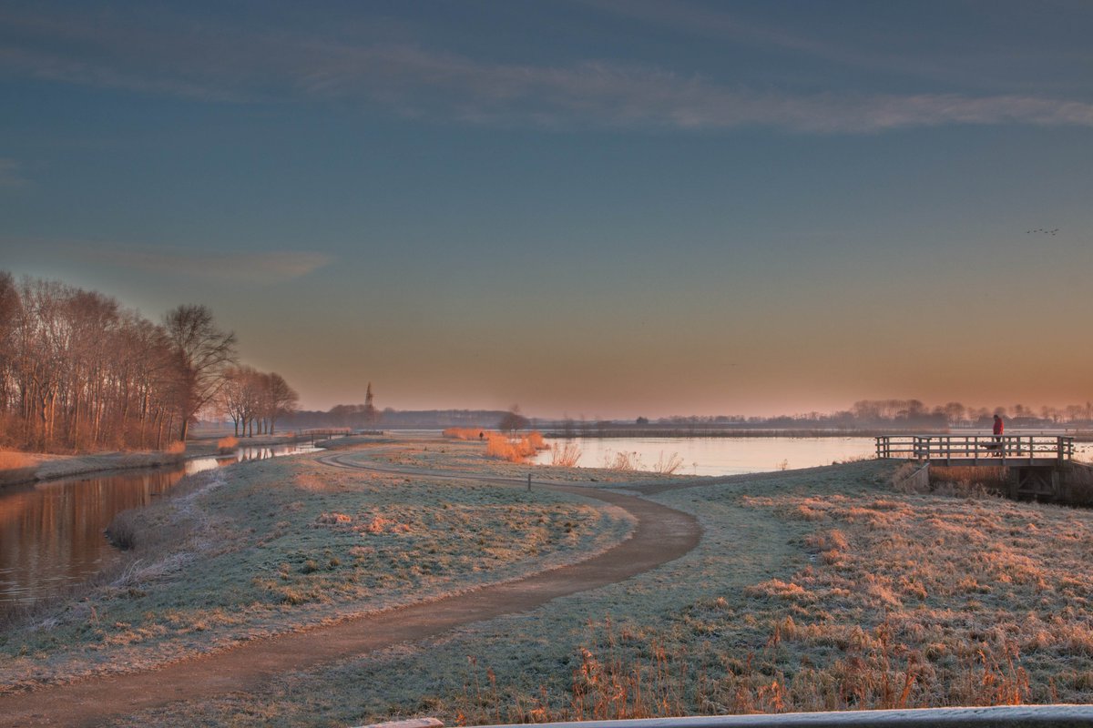 HollaGerda's tweet photo. Zonsopkomst vanmorgen in Hauwert. @WNLVandaag https://t.co/hxYV7mlNeC