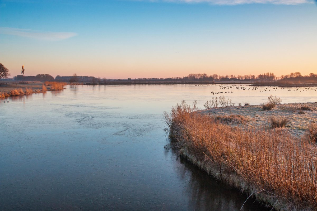 HollaGerda's tweet photo. Zonsopkomst vanmorgen in Hauwert. @WNLVandaag https://t.co/hxYV7mlNeC