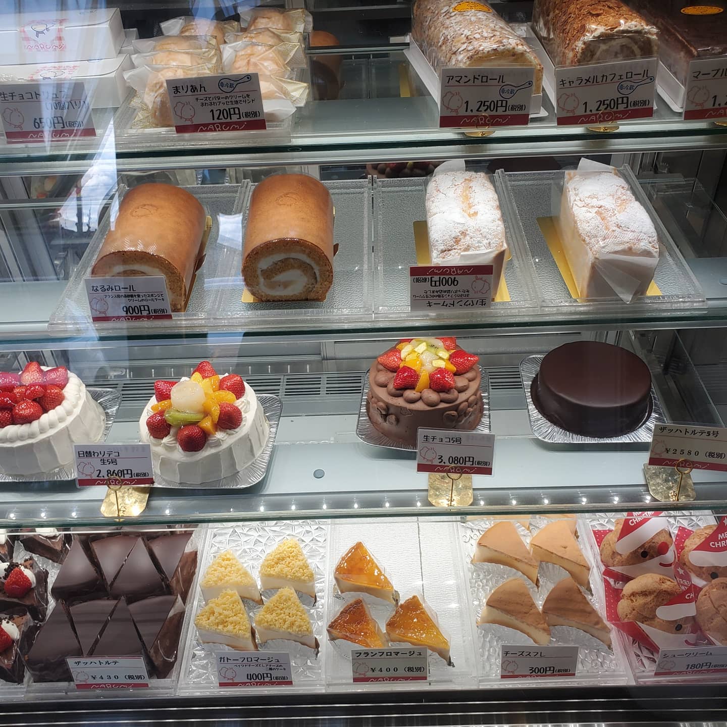 Sion どうも Sionです 今回は姫路にあるケーキハウスナルミに行ってきました どのケーキも美味しかったです ロールケーキまた 食べたいなー笑笑 ケーキハウスナルミ ケーキハウス ケーキ ケーキ屋 兵庫県ケーキ ロールケーキ いいね返し