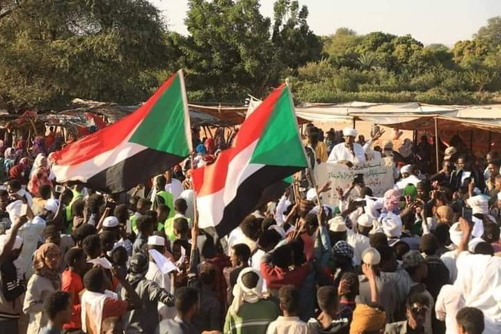 اعتصام الجنينة بخض النظرة ان المكون أو الجهة القائمة به انو يطالب بمطالب مشروعة و بطريقة سلمية و الان يدخل يومه الثامن الحكومة عاملة نايمة إتجاه المطالب 
#اعتصام_الجنينة