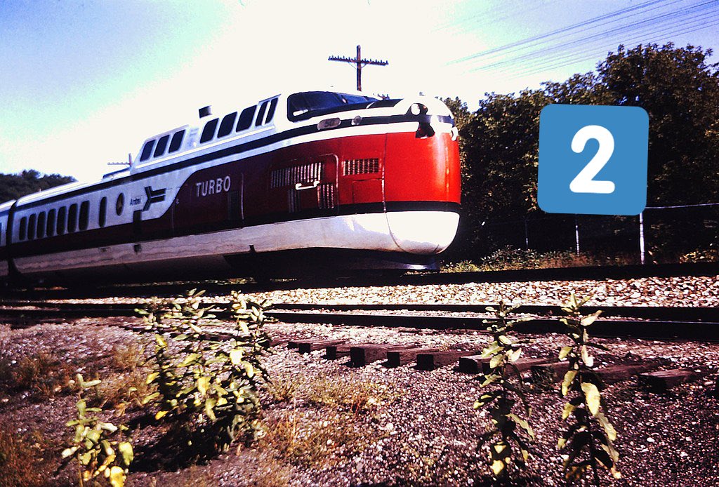 La course commence sur les chapeaux de roues dès 1967 avec l’affrontement de deux technologies que nous autres Français connaissons bien L’électrique avec les rames Metroliner-200 km/h de pointe.La turbine à gaz avec les rames UAC TurboTrain-270 km/h de pointe.