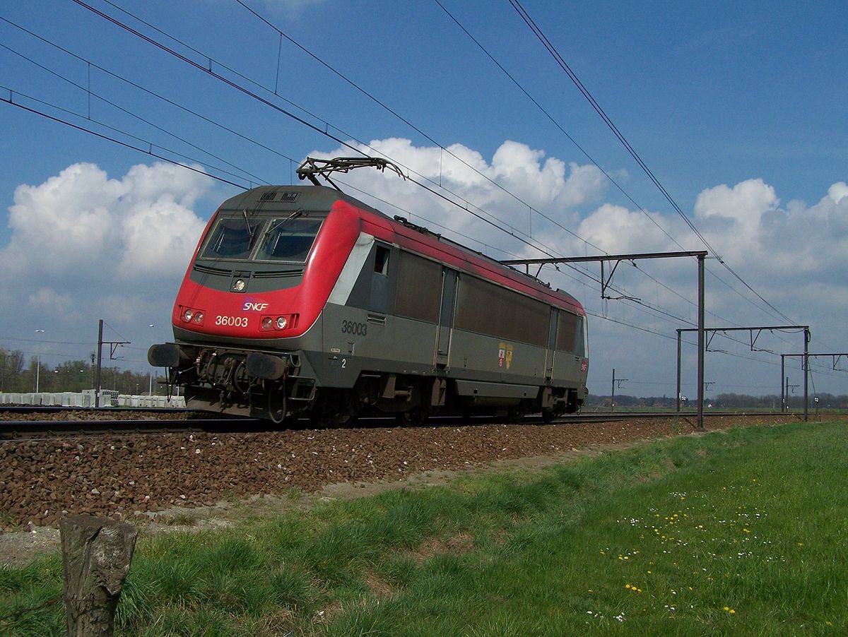 En plus des vingts Acela2000, quinze locomotives HHP8 directement dérivées de nos BB36000 « Astrid » furent commandées afin d’assurer prioritairement les services Regional  ! Leur carrière s’arrêtera en 2014 à cause de sérieux problèmes électro-mécaniques .
