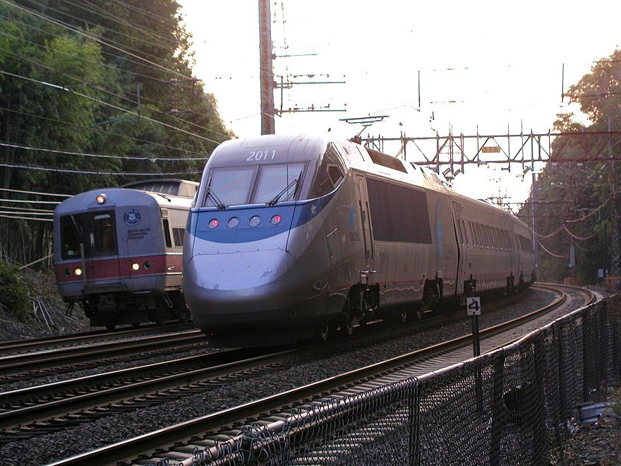 Le service est lancé en 2000 entre Boston et Washington avec une vitesse de pointe de 240 km/h  ! Malheureusement la vitesse moyenne du trajet s’échoue aux alentours de 130 km/h, la faute à une ligne encombrée, non dédiée et à l’infrastructure fragile. ...