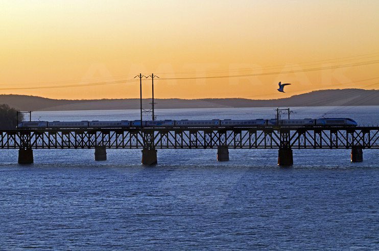 Néanmoins grâce à lui, on peut relier sans quitter le plancher des vaches ou faire rugir un V8 sur une Highway les villes de New York à Boston en 3h30 et New York à Washington DC en 2h45 sur les meilleurs temps de parcours proposés et entourés de très beaux paysages 